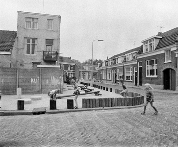 832934 Gezicht in de Paarlstraat te Utrecht, vanaf de hoek met de Schelpstraat, met op de achtergrond enkele huizen aan ...